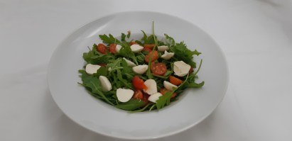 salada mozarela e rucula
